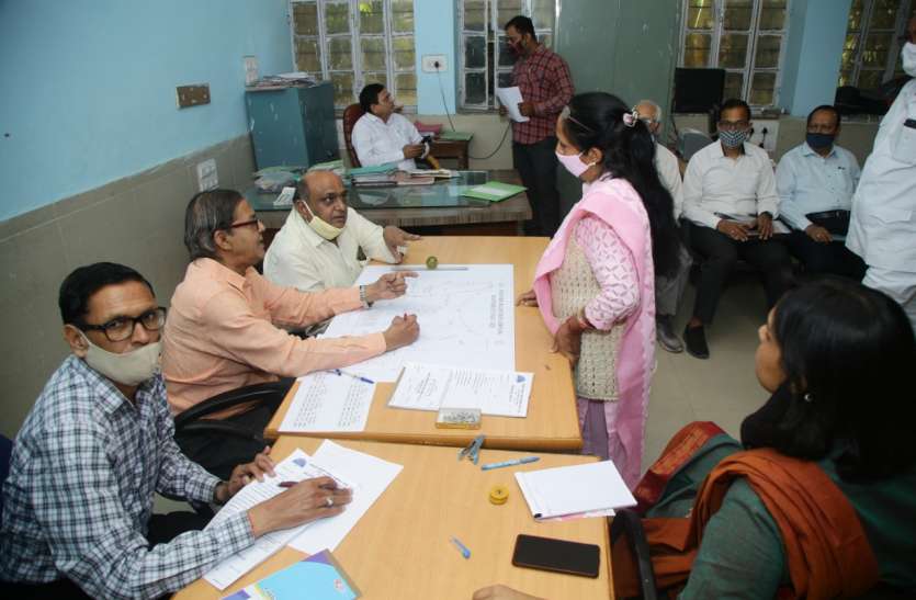स्टॉल्स के लिए लगी लंबी कतारें, उद्यमियों में उत्साह स्टॉल्स के लिए लगी लंबी कतारें, उद्यमियों में उत्साह