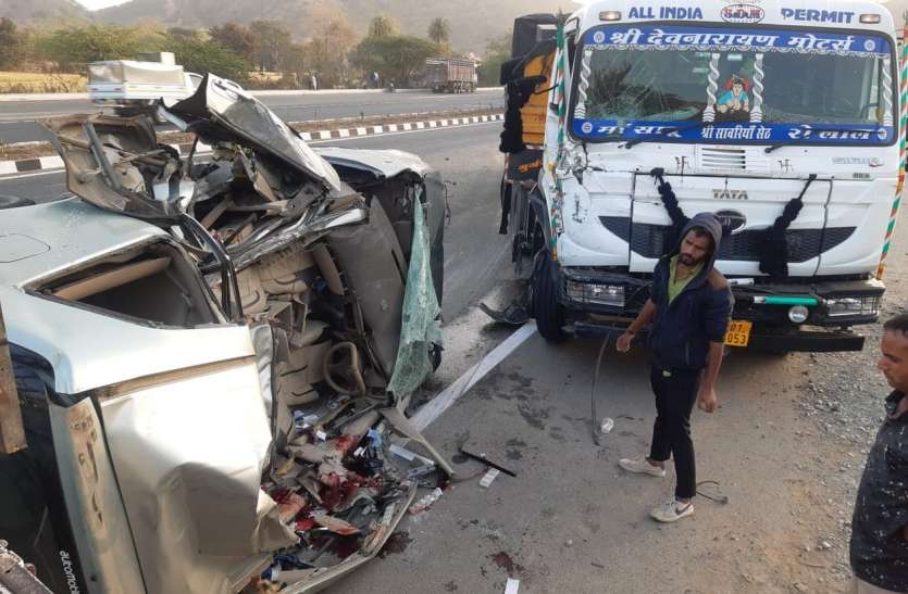 कार-ट्रेलर की भिड़न्त, दो की मौत कार-ट्रेलर की भिड़न्त, दो की मौत
