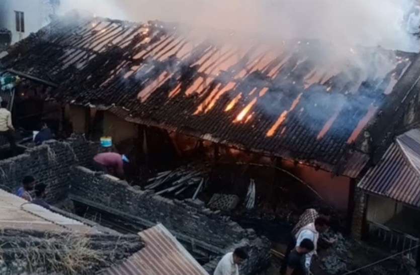 Gas cylinder blast गैस टंकी लीकेज होने से हुआ विस्फोट, घर पूरी तरह खाक