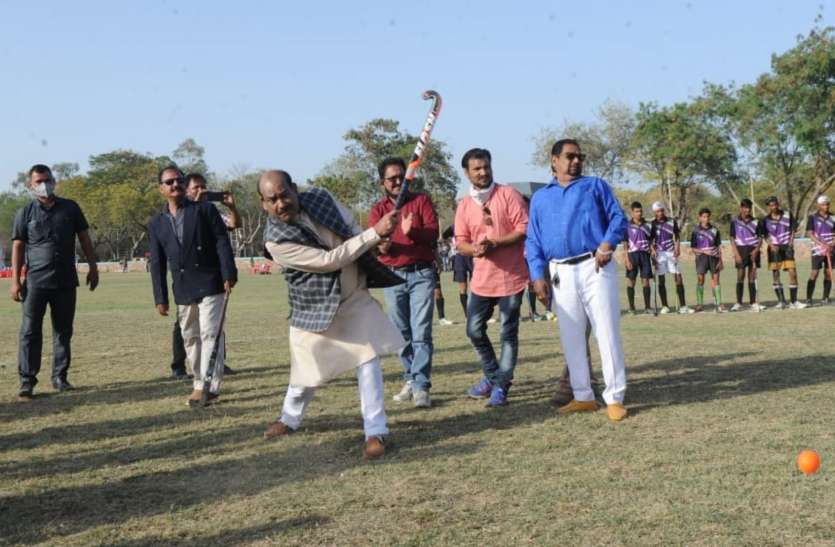 pic_6.jpg लोकसभा अध्यक्ष ने कोटा में हॉकी में आजमाया हाथ, किया गोल