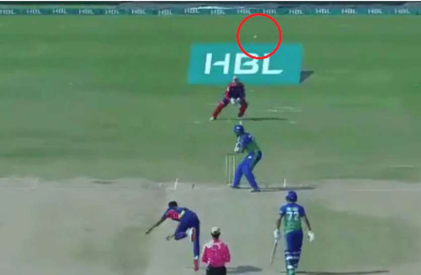psl.jpg कराची के गेंदबाजी ने फेंकी ऐसी फुल टॉस गेंद, देखते रह गए बल्लेबाज और विकेटकीपर, देखें वीडियो