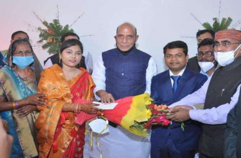 rajnath2.jpg जानें- कौन हैं डॉ. बिजेंद्र, जिसकी शादी का निमंत्रण पाकर दौड़े चले आये केंद्रीय मंत्री राजनाथ सिंह