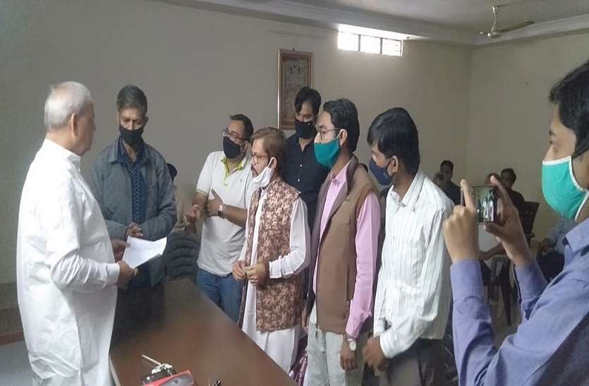 मनमानी फीस वसूली के खिलाफ अभिभावक एकता आंदोलन को मिला सराफ का समर्थन मनमानी फीस वसूली के खिलाफ अभिभावक एकता आंदोलन को मिला सराफ का समर्थन