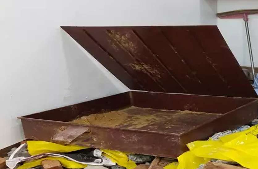 silver.jpg फर्श के नीचे दबी चांदी चोरी होने के मामले में सामने आई लम्बी साजिश