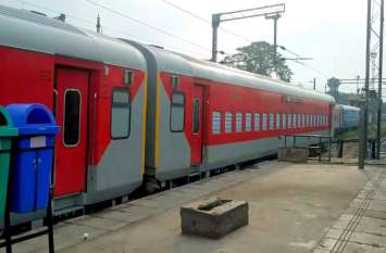 अजब-गजब: सामान्य ट्रेनों को स्पेशल के नाम पर चला कर वसूला जा रहा दोगुना किराया, बेडरोल के लिए भी अलग वसूली अजब-गजब: सामान्य ट्रेनों को स्पेशल के नाम पर चला कर वसूला जा रहा दोगुना किराया, बेडरोल के लिए भी अलग वसूली