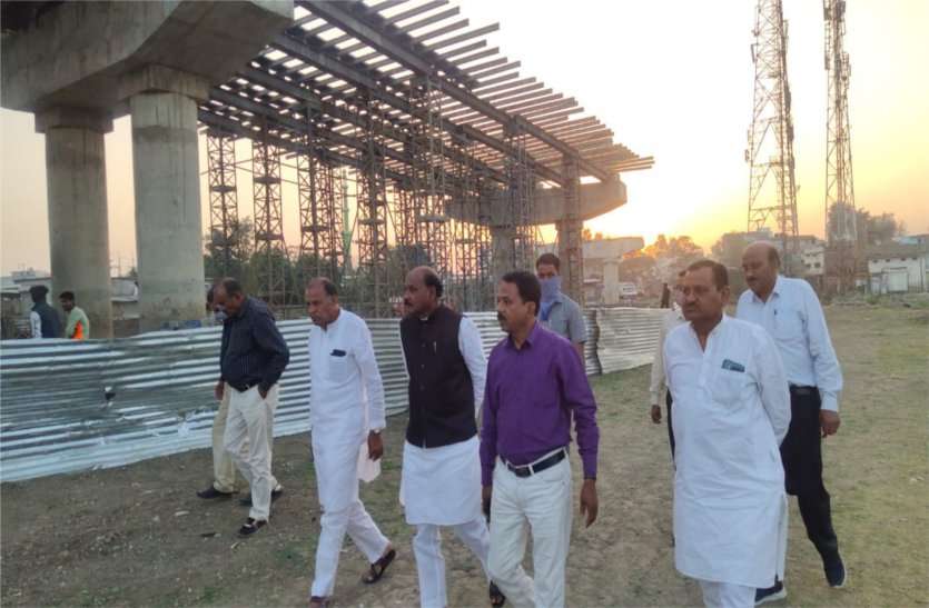 Assured to complete work soon after inspection लंबे समय से रुका था ब्रिज का कार्य, विधायक की शिकायत के बाद पहुंचे अधिकारी