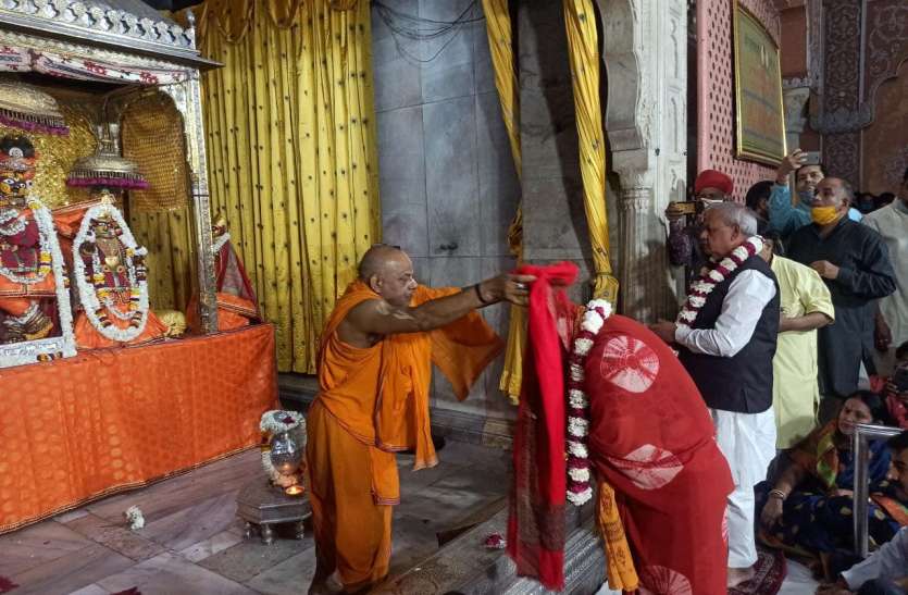 राजे ने किए गोविंददेवजी के दर्शन, समर्थक नेताओं का लगा जमावड़ा राजे ने किए गोविंददेवजी के दर्शन, समर्थक नेताओं का लगा जमावड़ा