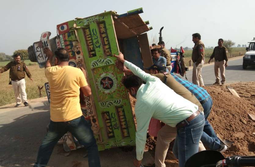 रेत से भरा टै्रक्टर ट्रॉली भगाया, अनियंत्रित होकर पलटी ट्रॉली रेत से भरा टै्रक्टर ट्रॉली भगाया, अनियंत्रित होकर पलटी ट्रॉली