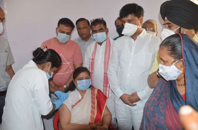उम्मीद से तीन गुना अधिक बुजुर्गों ने लगवाया टीका उम्मीद से तीन गुना अधिक बुजुर्गों ने लगवाया टीका