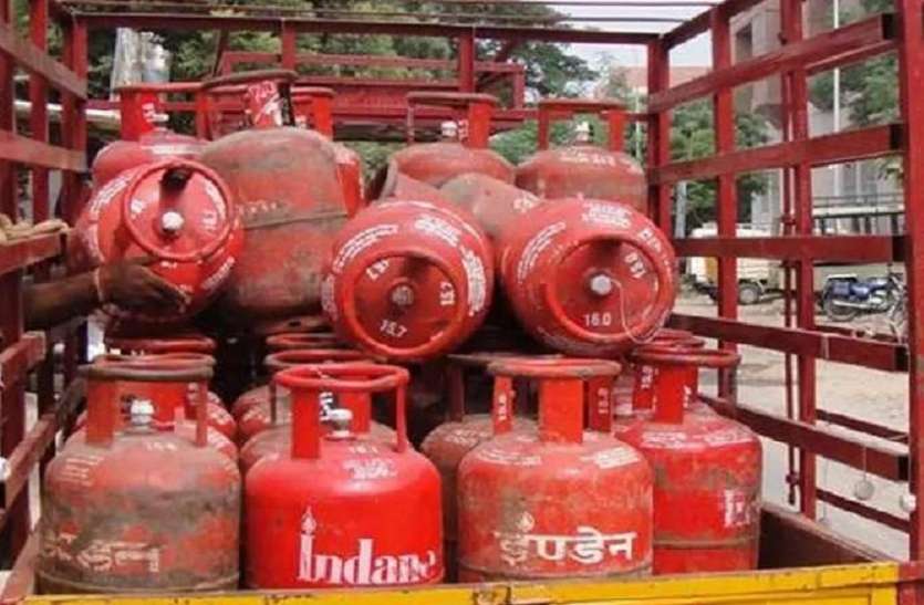 एक माह में चौथी बार बढ़ी गैस सिलेंडर की रेट एक माह में चौथी बार बढ़ी गैस सिलेंडर की रेट