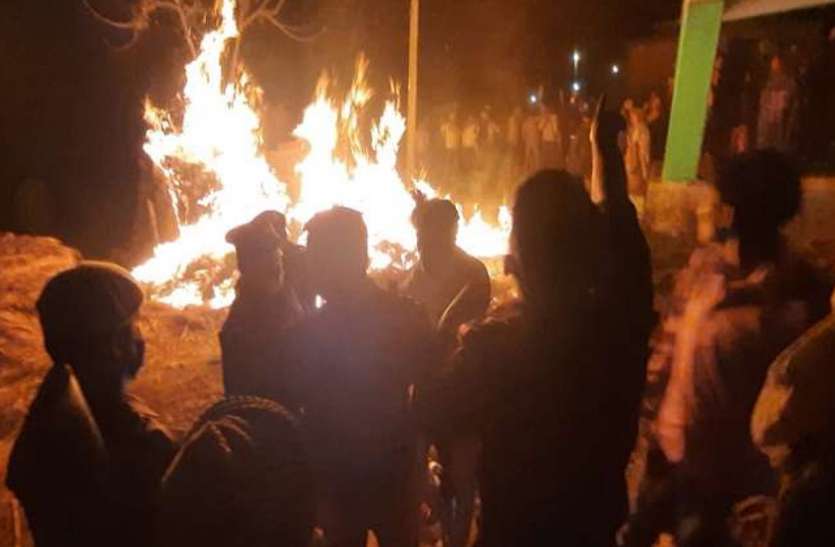 aligarh.jpg Aligarh: किशोरी की हत्या के बाद आगजनी और पथराव, तीन युवक पुलिस हिरासत में