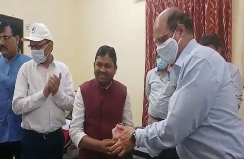 उत्तर रेलवे के जीएम ने बाराबंकी रेलवे स्टेशन का किया निरीक्षण, सांसद ने सौंपा मांगपत्र उत्तर रेलवे के जीएम ने बाराबंकी रेलवे स्टेशन का किया निरीक्षण, सांसद ने सौंपा मांगपत्र