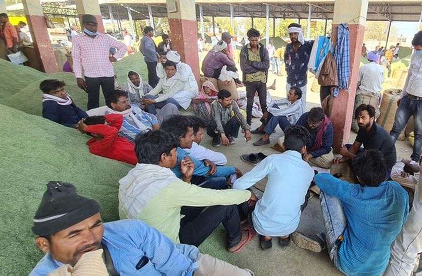 People without masks in the agricultural market complex सावधान... सौंफ के साथ कहीं कोरोना तो नहीं बंट रहा?