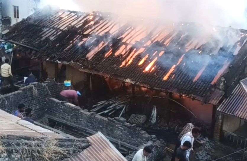 House burnt due to gas tank leakage जानिए कहां... गैस टंकी लीकेज होने से जला मकान, सामान भी जलकर हुआ खाक