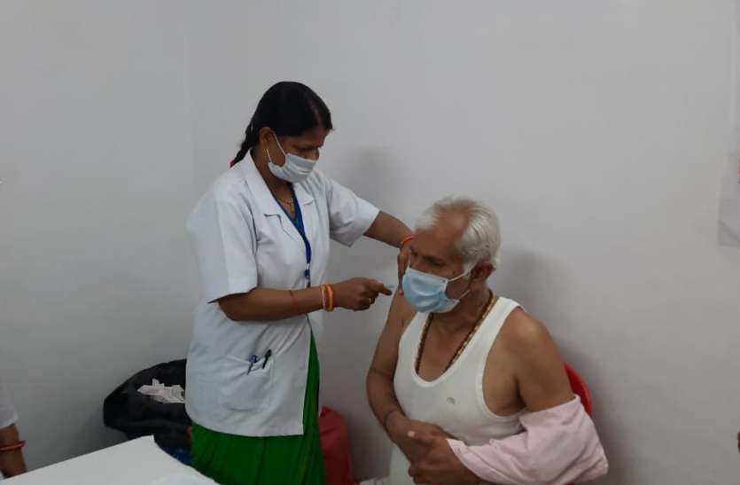 पहले दिन जिला अस्पताल में लगे टीके जिला अस्पताल में बुजुर्गो और बीमारों का टीकाकरण शुरु