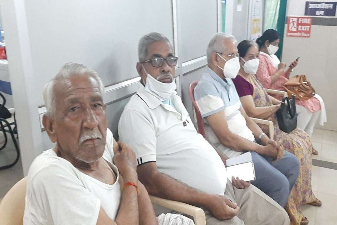 कोरोना का टीका के लिए इंतजार करते बुजुर्ग
