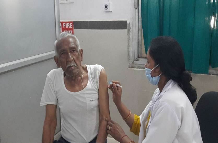 कोरोना का टीका लगवाते बुजुर्ग Corona vaccination: अब आया जनता जनार्दन का वक्त, लगने लगा बुजुर्गों को टीका