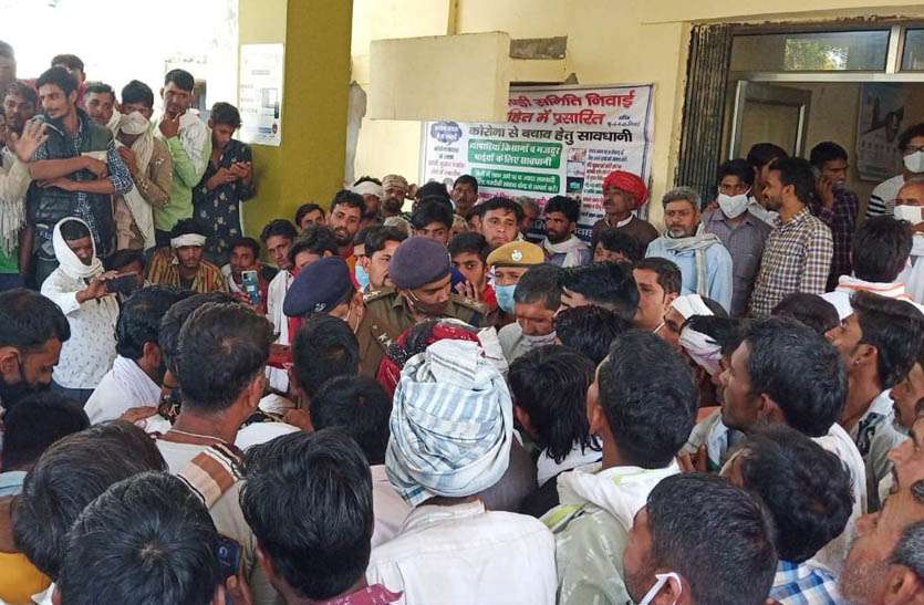 टोंक व निवाई में कम भाव पर किसानों ने प्रदर्शन कर मंडी के लगाया ताला टोंक व निवाई में कम भाव पर किसानों ने प्रदर्शन कर मंडी के लगाया ताला
