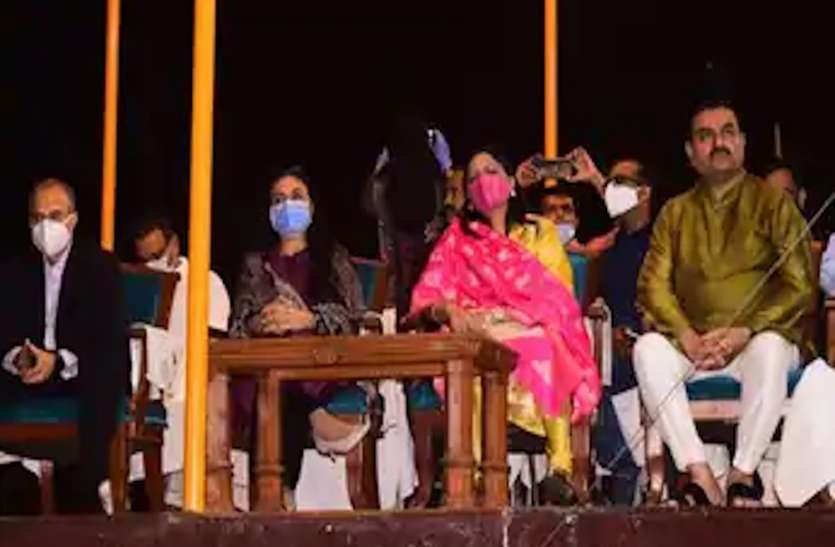 वाराणसी में गौतम अदाणी ने सपरिवार देखी गंगा आरती, विजिटर बुक में लिखा- काशी में जय मां गंगे वाराणसी में गौतम अदाणी ने सपरिवार देखी गंगा आरती, विजिटर बुक में लिखा- काशी में जय मां गंगे