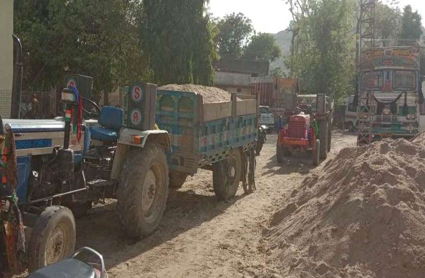 पुलिस उपाधीक्षक के निर्देशों पर हुई कार्रवाई, अवैध बजरी से भरे तीन ट्रैक्टर जब्त पुलिस उपाधीक्षक के निर्देशों पर हुई कार्रवाई, अवैध बजरी से भरे तीन ट्रैक्टर जब्त