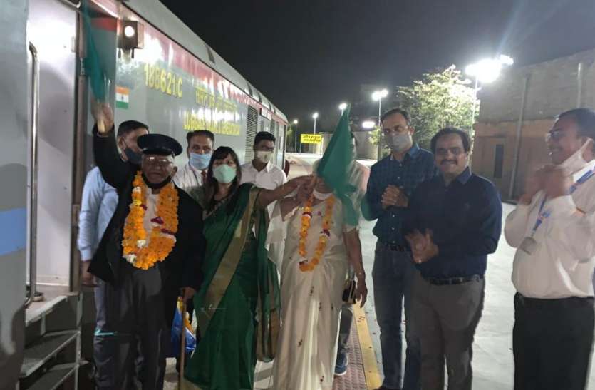 एक साल बाद रवाना हुई मण्डोर को 89 वर्षीय गार्ड ने दिखाई झण्डी एक साल बाद रवाना हुई मण्डोर को 89 वर्षीय गार्ड ने दिखाई झण्डी