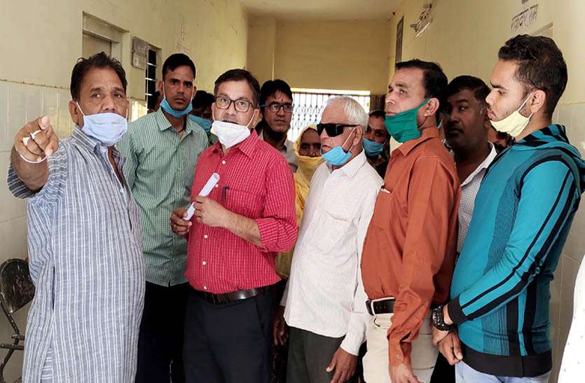 स्वास्थ्य केन्द्र में जंग खा रहे है उपकरण, प्रधान व सरपंच ने किया निरीक्षण स्वास्थ्य केन्द्र में जंग खा रहे है उपकरण, प्रधान व सरपंच ने किया निरीक्षण