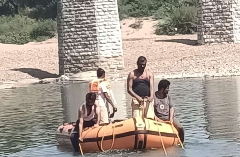 Dead body of youth drowned in river नदी में नहाने के दौरान डूबे युवक का शव दूसरे दिन मिला