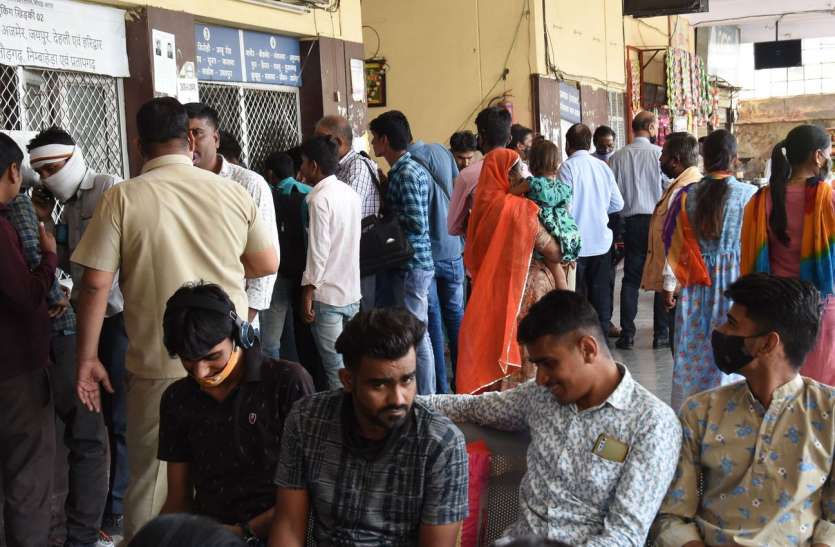 प्रवासी पावणों से अदृश्य खतरे की आहट, महाराष्ट्र और केरल से आने वाले प्रवासियों की जांच जरूरी प्रवासी पावणों से अदृश्य खतरे की आहट, महाराष्ट्र और केरल से आने वाले प्रवासियों की जांच जरूरी