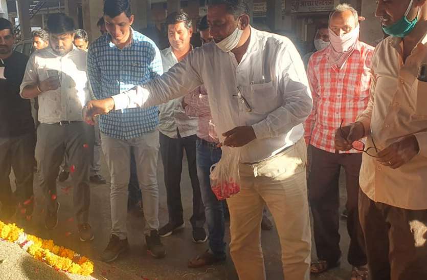जीरा मंडी में 15 बोरी नए जीरे की आवक जीरा मंडी में 15 बोरी नए जीरे की आवक