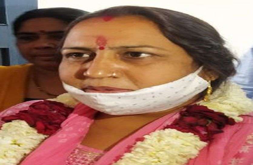 पति लॉटरी में हार गए थे चुनाव, पत्नी कमलेश सात मतों से बनी पालिकाध्यक्ष पति लॉटरी में हार गए थे चुनाव, पत्नी कमलेश सात मतों से बनी पालिकाध्यक्ष