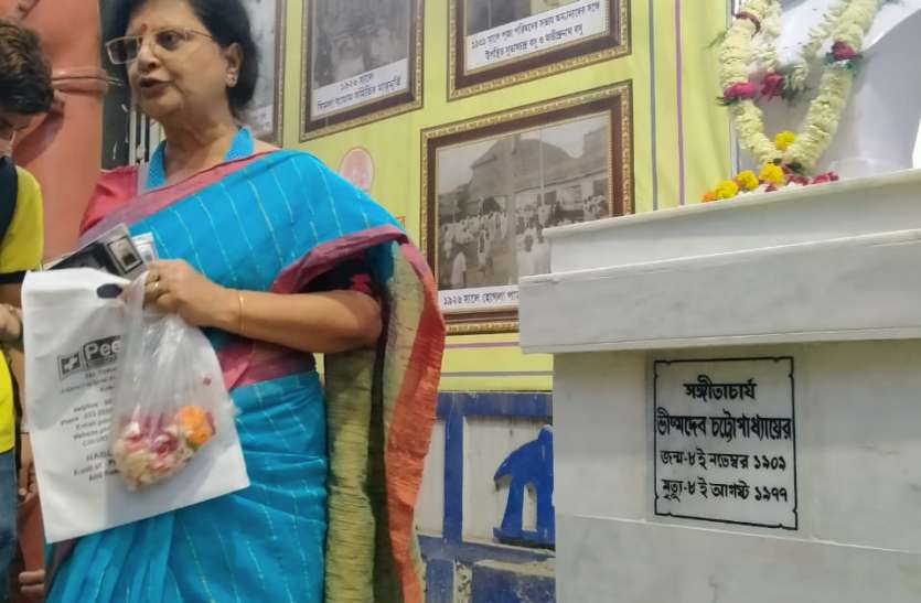 लम्बे इंतजार के बाद भीष्मदेव चट्टोपाध्याय की मूर्ति स्थापित लम्बे इंतजार के बाद भीष्मदेव चट्टोपाध्याय की मूर्ति स्थापित