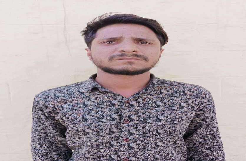 देसी कट्टा जब्त, दो हजार का इनामी अपराधी गिरफ्तार देसी कट्टा जब्त, दो हजार का इनामी अपराधी गिरफ्तार