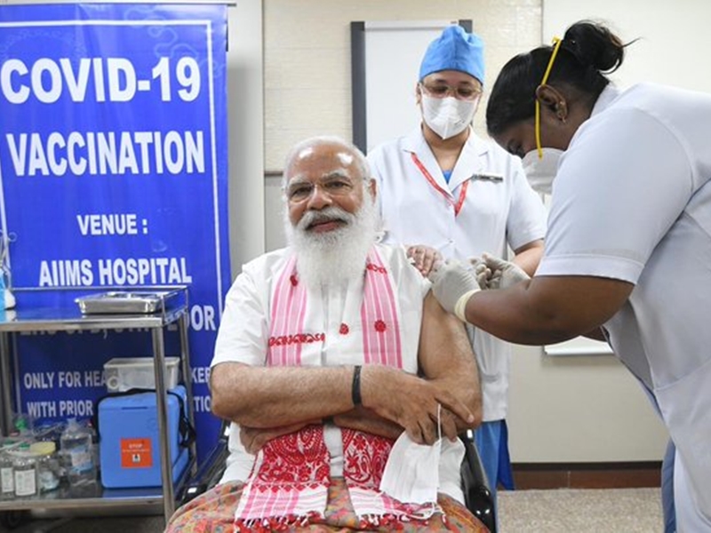 PM Modi takes corona vaccine 