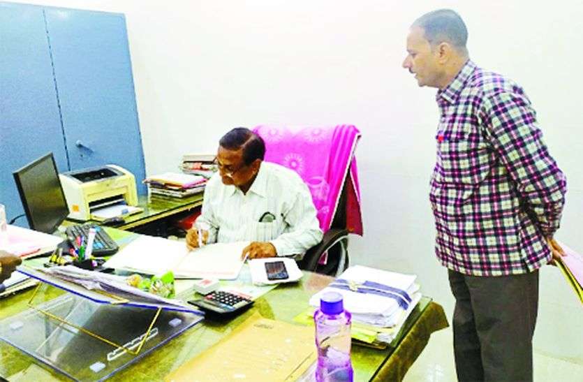 दफ्तरों के औचक निरीक्षण में 172 कार्मिक अनुपस्थित, नोटिस जारी दफ्तरों के औचक निरीक्षण में 172 कार्मिक अनुपस्थित, नोटिस जारी