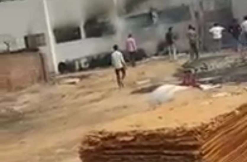 noida-1.jpg नोएडा में गत्ता फैक्टरी में लगी भीषण आग, मच गई अफरा-तफरी