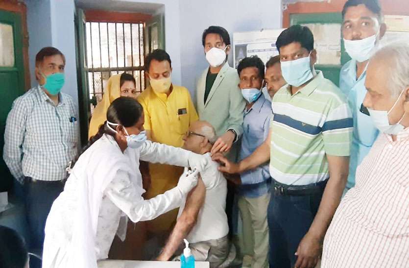 पालिकाध्यक्ष ने किया टीकाकारण का शुभारम्भ, तीसरे चरण में 75 हजार के लगाए जाएगें टीके पालिकाध्यक्ष ने किया टीकाकारण का शुभारम्भ, तीसरे चरण में 75 हजार के लगाए जाएगें टीके