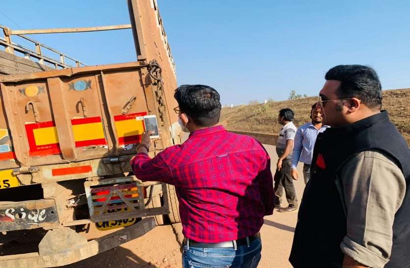 दुर्ग RTO में कमीशनखोरी का खेल, 500 का रिफ्लेक्टिव टेप बेच रहे 5000 में, बार कोड स्केन करते ही अधिकारी को मिलता है कमीशन दुर्ग RTO में कमीशनखोरी का खेल, 500 का रिफ्लेक्टिव टेप बेच रहे 5000 में, बार कोड स्केन करते ही अधिकारी को मिलता है कमीशन