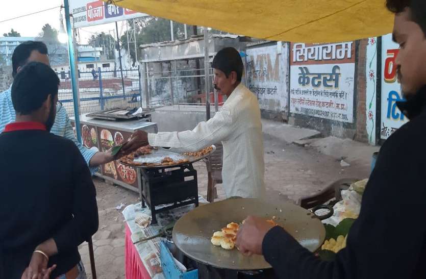 Man Singh Thakur making garlic tikiya. video, पचास साल में स्वाद से नहीं किया समझौता