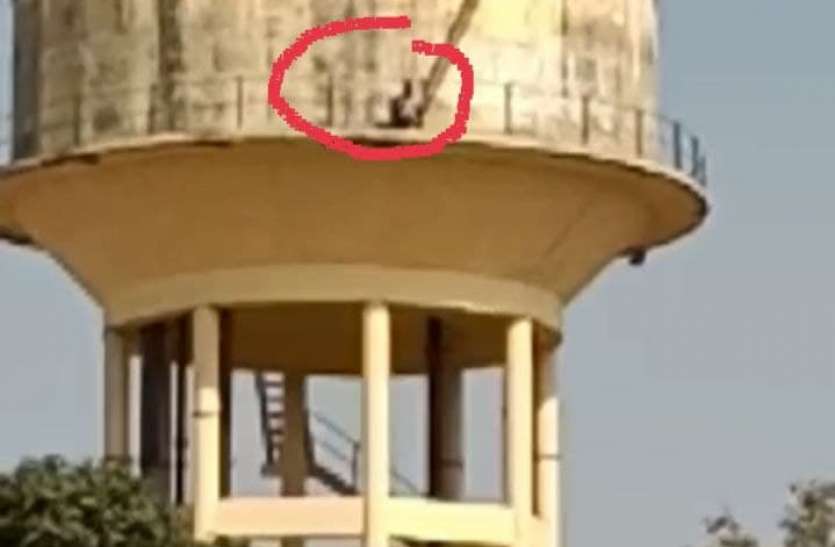 मजदूरी नहीं मिली तो पानी की टंकी पर चढ़ा श्रमिक मजदूरी नहीं मिली तो पानी की टंकी पर चढ़ा श्रमिक