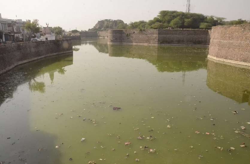 सुजानगंगा नहर: पानी का बदला रंग, गर्मी तेज होते ही काई मार सकती है सड़ांध सुजानगंगा नहर: पानी का बदला रंग, गर्मी तेज होते ही काई मार सकती है सड़ांध
