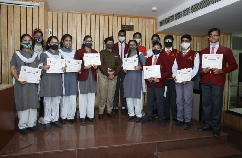 एडीजी सिविल राईट्स ने स्कूली बच्चों को वितरित किए प्रशंसा पत्र एडीजी सिविल राईट्स ने स्कूली बच्चों को वितरित किए प्रशंसा पत्र
