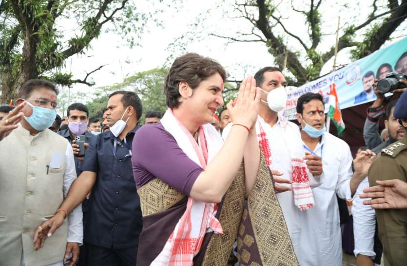priyanka Gandhi असम: कामाख्या मंदिर के दर्शन करने पहुंचीं प्रियंका गांधी, कहा-यहां के लोगों लिए दुआएं मांगी