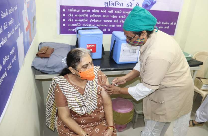 वरिष्ठ नागरिकों, संतों ने भी लगवाया टीका वरिष्ठ नागरिकों, संतों ने भी लगवाया टीका