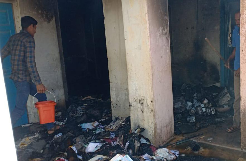 सांगासर के सरकारी स्कूल में आखिर कैसे लगी आग, क्या हुआ नुकसान सांगासर के सरकारी स्कूल में आखिर कैसे लगी आग, क्या हुआ नुकसान