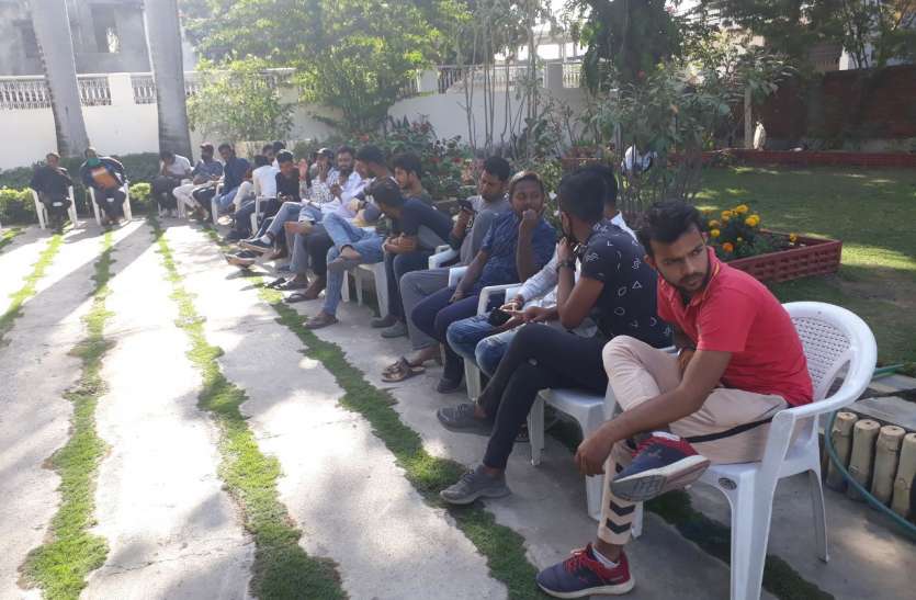 Sidewalk : Rewa MLA house on removal of youth workin फुटपाथ पर ऑनलाइन काम कर रहे युवकों को हटाया, BJP विधायक के दरवाजे बैठे बेरोजगार