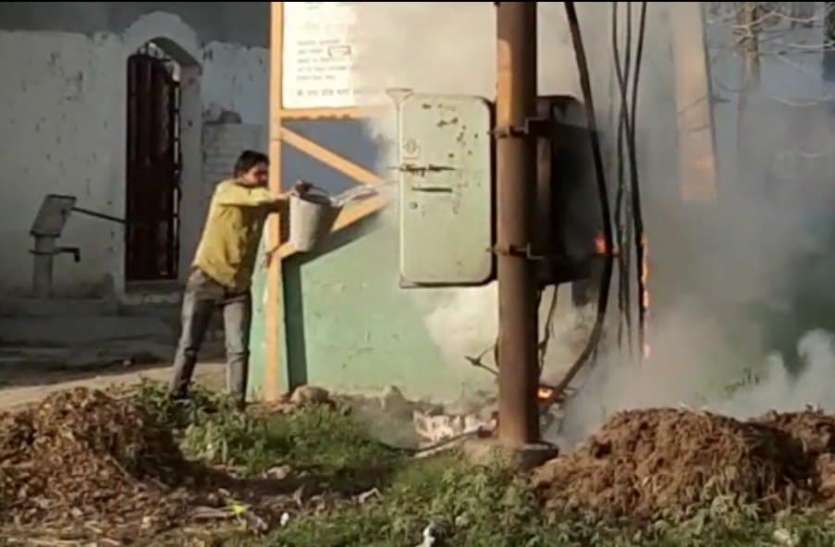 shamli-1.jpg मंदिर के बाहर बंदराें ने लगा दी आग, मच गई अफरा-तफरी