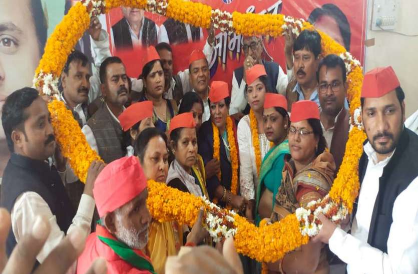 बसपा छोड़ पार्टी में शामिल हुए नेताओं का स्वागत करते सपाई बसपा छोड़ते ही बदले विद्या चौधरी के सुर कहा, भाजपा के आगे मायावती ने टेक दिये घुटने