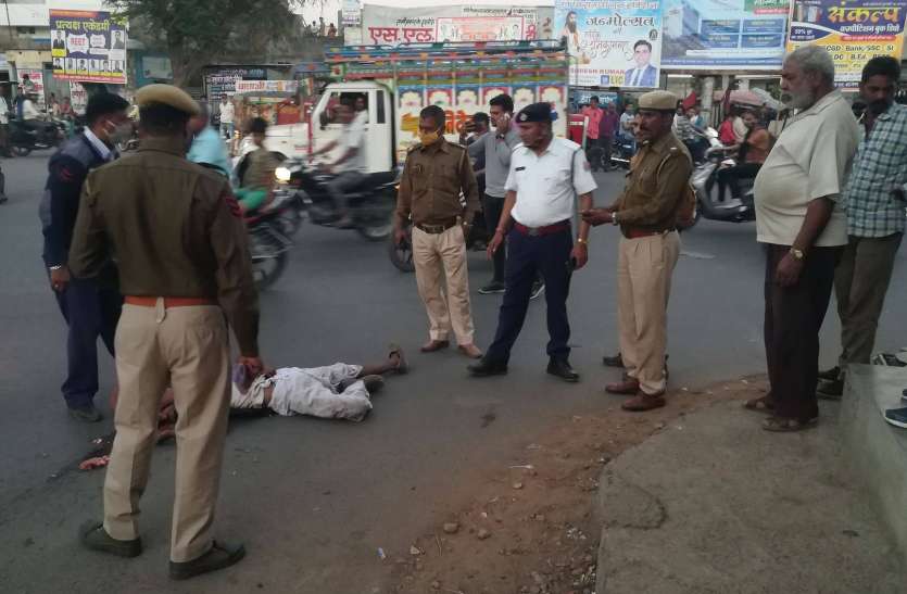 रोडवेज की चपेट में आने से एक व्यक्ति की मौत, वहां से गुजर रहे एसपी ने रूक कर शव पहुंचाया मोर्चरी रोडवेज की चपेट में आने से एक व्यक्ति की मौत, वहां से गुजर रहे एसपी ने रूक कर शव पहुंचाया मोर्चरी