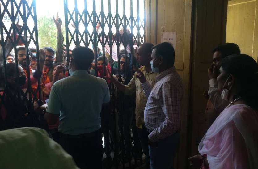 विवेकानंद की मूर्ति अनावरण को लेकर एबीवीपी कार्यकर्ताओं ने कॉलेज गेट पर लगाया ताला विवेकानंद की मूर्ति अनावरण को लेकर एबीवीपी कार्यकर्ताओं ने कॉलेज गेट पर लगाया ताला