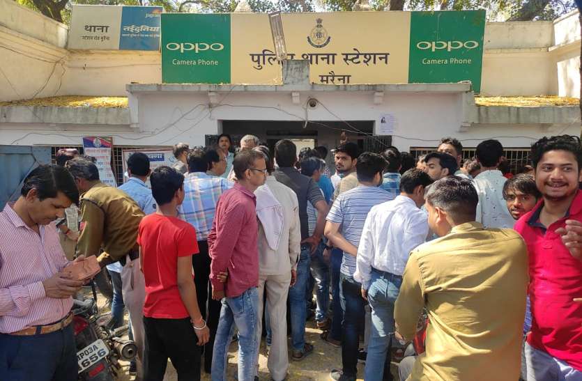 आक्रोशित व्यापारियों ने बाजार बंद कर घेरा थाना आक्रोशित व्यापारियों ने बाजार बंद कर घेरा थाना
